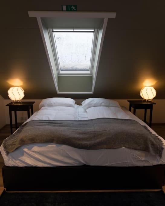Scenic Penthouse - Ocean View & Skylight Windows Lejlighed Siglufjordur Eksteriør billede