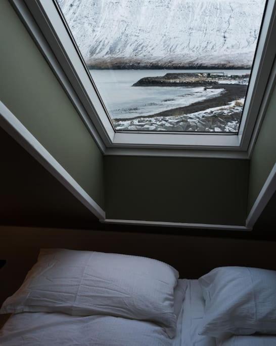 Scenic Penthouse - Ocean View & Skylight Windows Lejlighed Siglufjordur Eksteriør billede