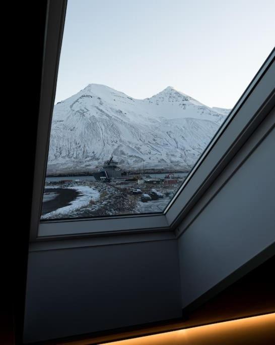 Scenic Penthouse - Ocean View & Skylight Windows Lejlighed Siglufjordur Eksteriør billede